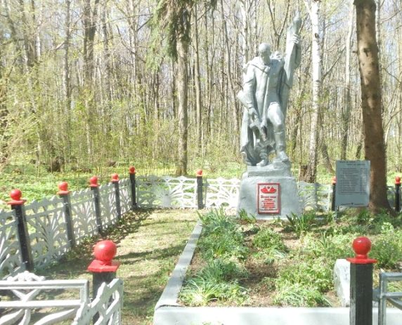 д. Уткино Белевского р-на. Памятник, установленный на братской могиле в 1957 году, в которой похоронены советские воины. 