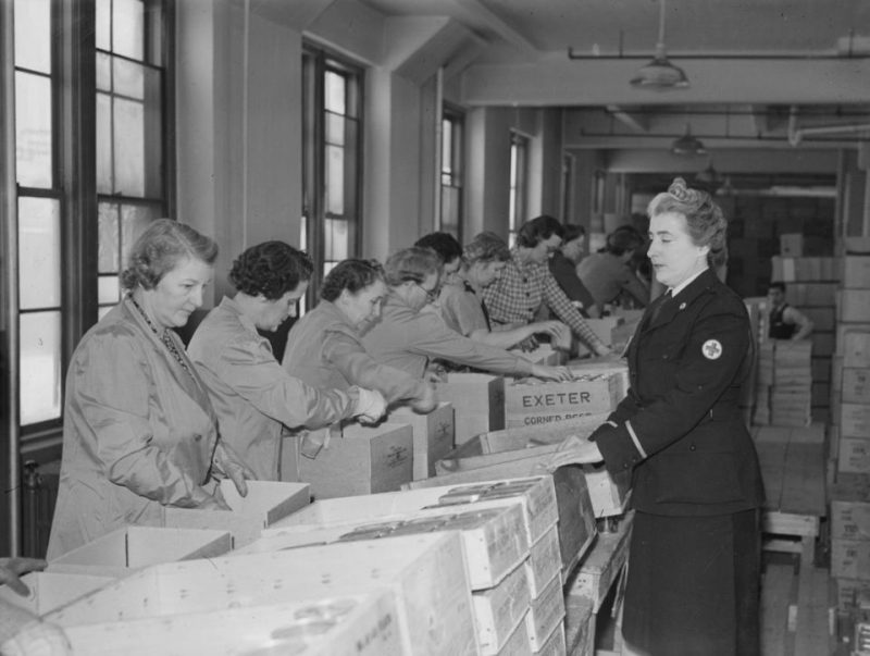 Женщины-добровольцы из Канадского Красного Креста за подготовкой посылок на фронт. 1942 г.