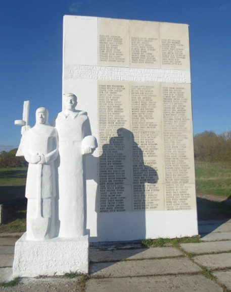 д. Вишневая Кимовского р-на. Памятник, установленный на братской могиле, в которой похоронены советские воины, погибшие в годы войны.