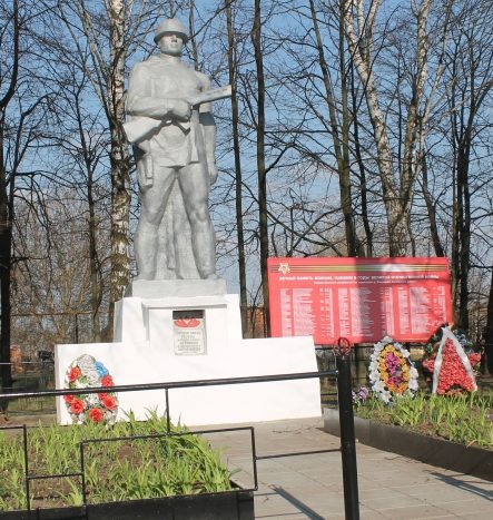 д. Фединское Белевского р-на. Памятник, установленный на братской могиле в 1959 году, в которой похоронены советские воины. 