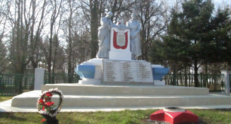 г. Советск Щекинского р-на. Памятник, установленный на братской могиле, в которой похоронены советские воины.