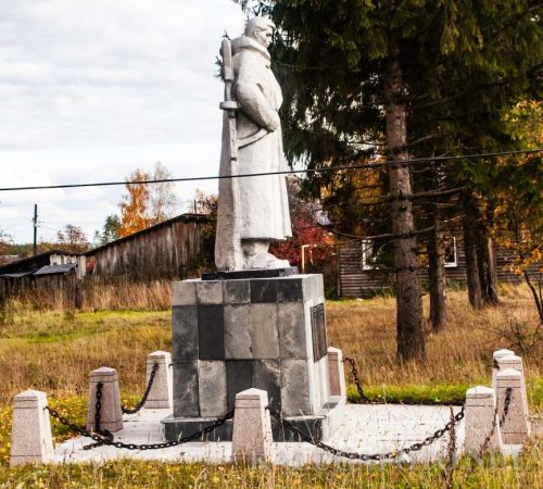 п. Зеленино Суворовского р-на. Памятник, установленный в 1969 году в память о погибших земляках в годы войны.