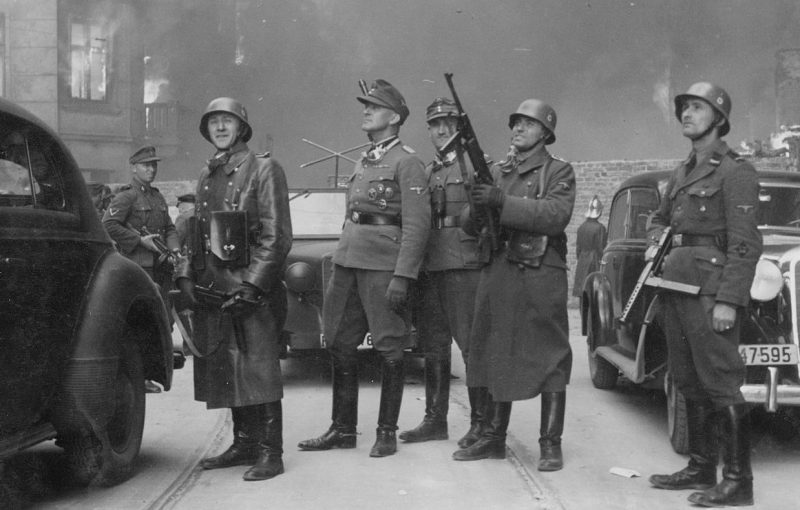 Генерал Штроп в окружении солдат в гетто. Май 1943 г.
