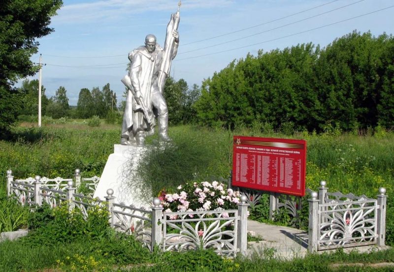 д. Фединское Белевского р-на. Памятник, установленный на братской могиле в 1959 году, в которой похоронено 125 советских воинов, в т.ч. 28 неизвестных, погибших в годы войны.