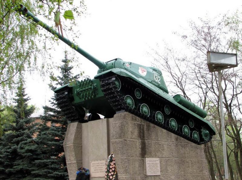 г. Щекино. Памятник-танк ИС-2 воинам 50-й армии и 32-й танковой бригады.