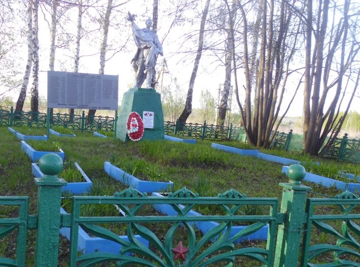 д. Ходыкино Белевского р-на. Памятник, установленный на братской могиле в 1957 году, в которой похоронены советские воины. 