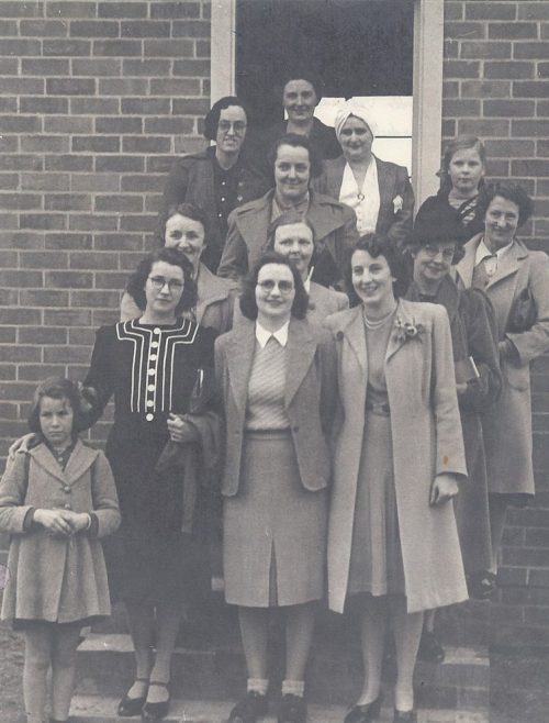 Члены VAOC в Талангатте на ступеньках наблюдательного поста. 1944 г.