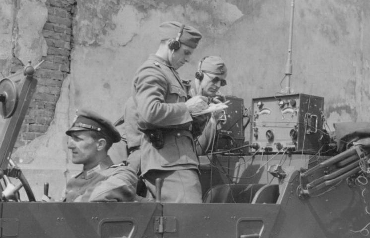 Военнослужащие-связисты во время подавления восстания. Май 1943 г.