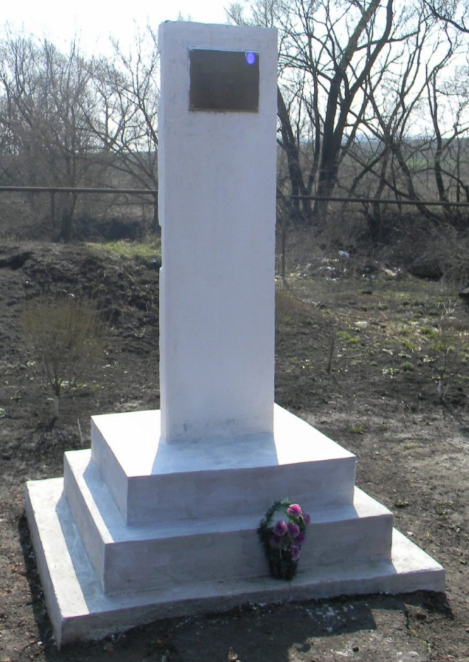 д. Дудкино Кимовского р-на. Памятник, установленный на братской могиле, в которой похоронены советские воины, погибшие в годы войны.