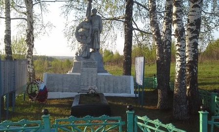  д. Черемошна Белевского р-на. Памятник, установленный на братской могиле в 1957 году, в которой похоронены советские воины. 