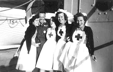 Сотрудницы Красного Креста на военном корабле Самария Декабрь 1945 г.