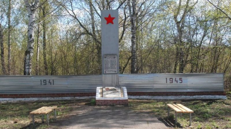 п. Бегичевский Богородицкого р-на. Памятник, установленный на братской могиле, в которой похоронены советские воины.