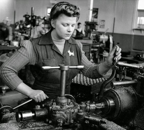 Женщины на машиностроительных заводах. 1941 г. 