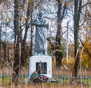 с. Машковичи Суворовского р-на. Памятник, установленный в память о погибших земляках в годы войны. 