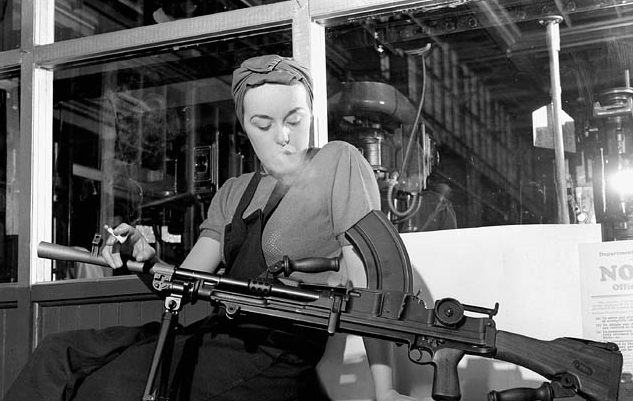 Вероника Фостер позирует с готовым пулеметом на заводе Джона Инглиса и Ко. Май 1941 г.