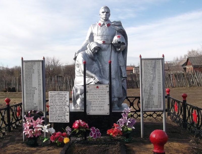 д. Иваньково Кимовского р-на. Памятник, установленный на братской могиле, в которой похоронены советские воины, погибшие в годы войны.