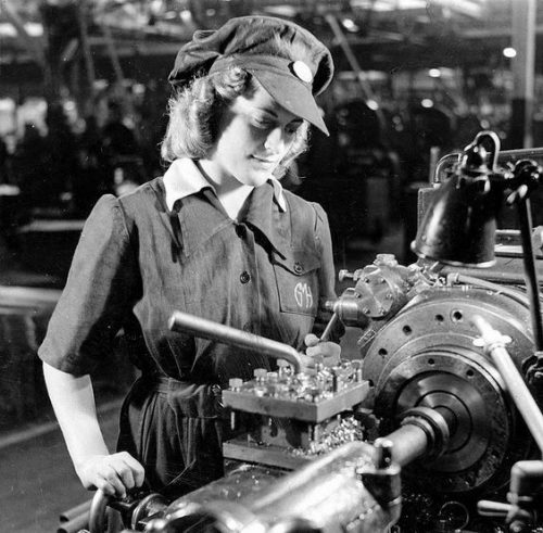 Женщины на машиностроительных заводах. 1941 г.