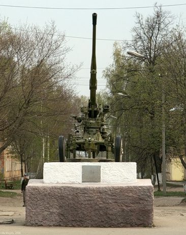 г. Кимовск. Памятник-пушка по улице Парковой.