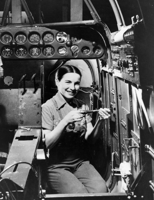 Работница в кабине бомбардировщика, производимого на заводе «Fairchild» в Монреале. 19 мая 1941 г.