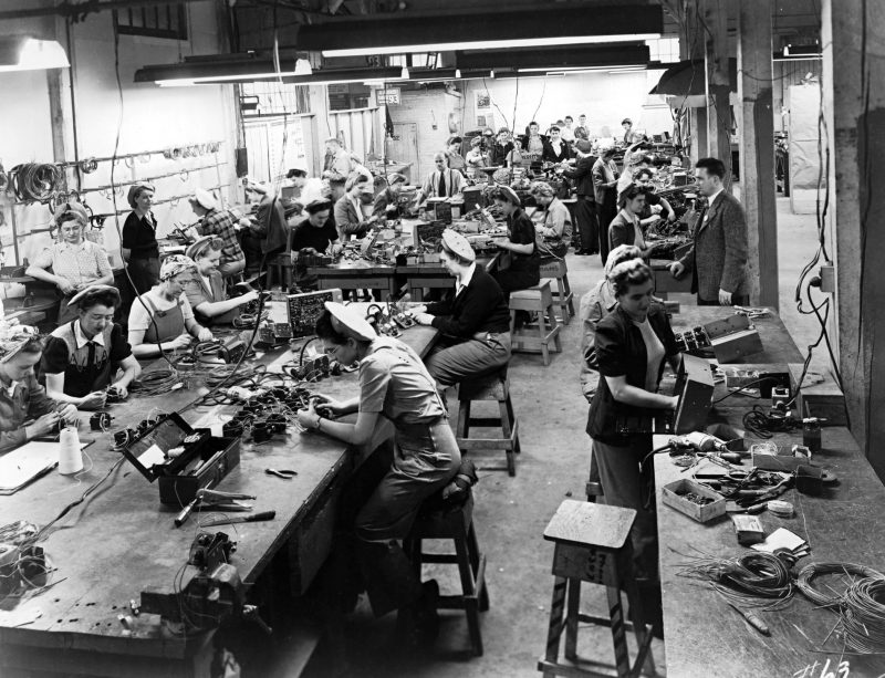 Женщины на приборостроительном заводе. 1942 г.