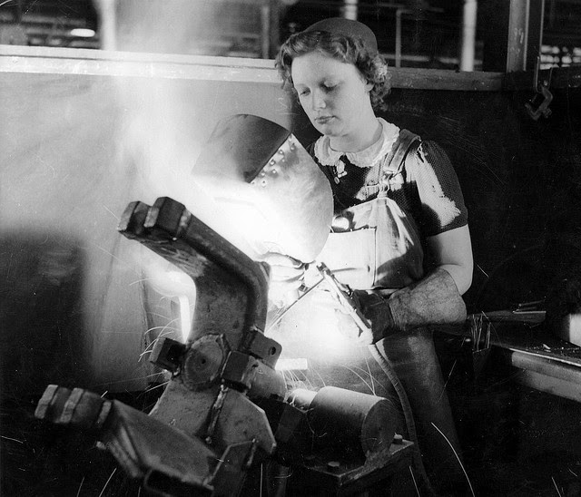 Женщины на машиностроительных заводах. 1941 г. 