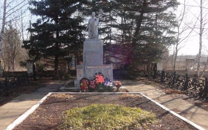 с. Краснополье Кимовского р-на. Памятник, установленный на братской могиле, в которой похоронены советские воины, погибшие в годы войны.