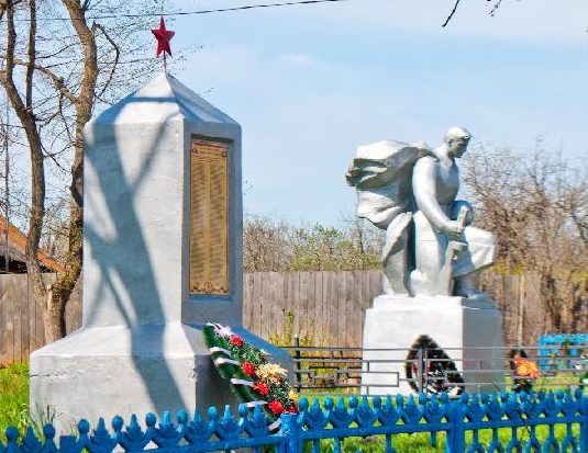п. Песоченский Суворовского р-на. Памятник, установленный в память о погибших земляках в годы войны. 