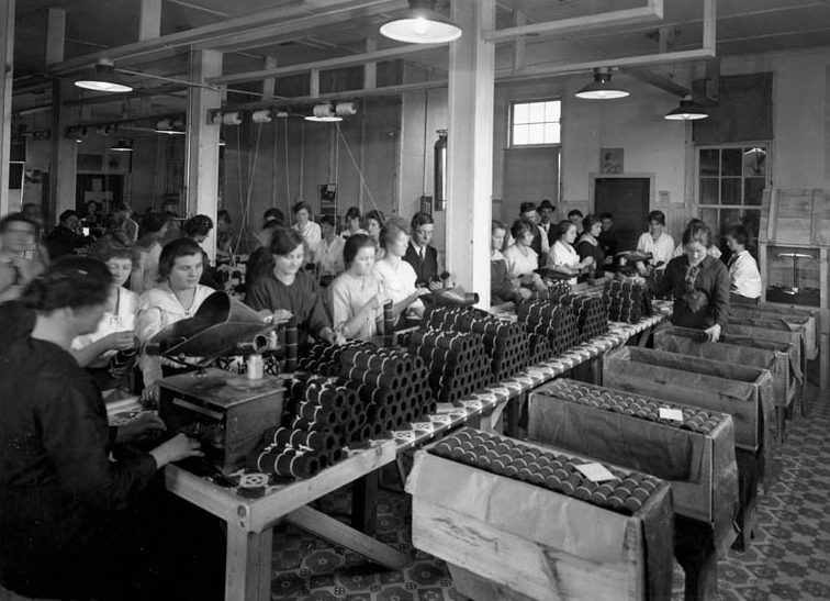 Женщины за производством боеприпасов. 1942 г.