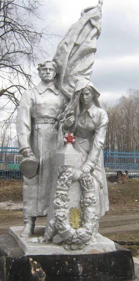 г. Богородицк. Памятник, установленный на братской могиле, в которой похоронены советские воины. 
