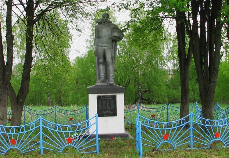 д. Ржавец-2 Суворовского р-на. Памятник, установленный на братской могиле, в которой похоронены советские воины, погибшие в голы войны.