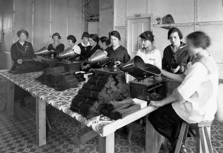 Женщины за производством боеприпасов. 1942 г.