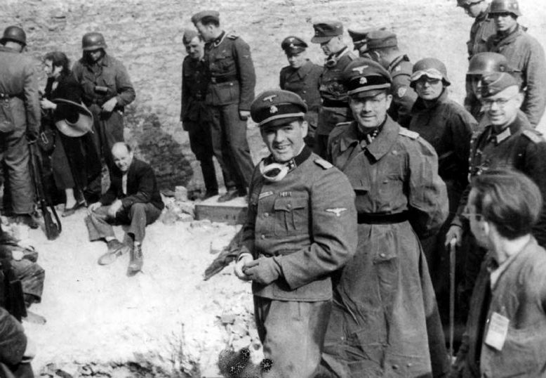 Немецкие войска у обнаруженного укрытия евреев. Июнь 1943 г. 