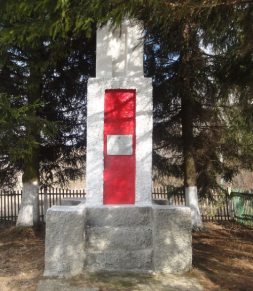 д. Кропотово Кимовского р-на. Памятник, установленный на братской могиле, в которой похоронены советские воины, погибшие в годы войны.