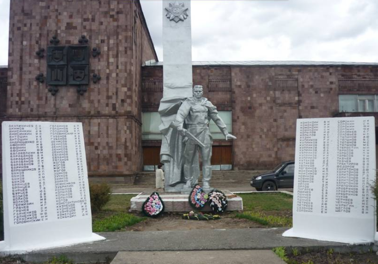 с. Рождествено Суворовского р-на. Памятник, установленный в 1971 году в память о погибших земляках в годы войны. 
