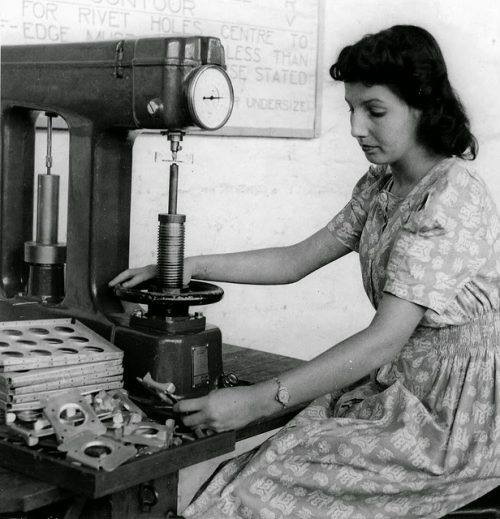 Женщины на машиностроительных заводах. 1941 г.