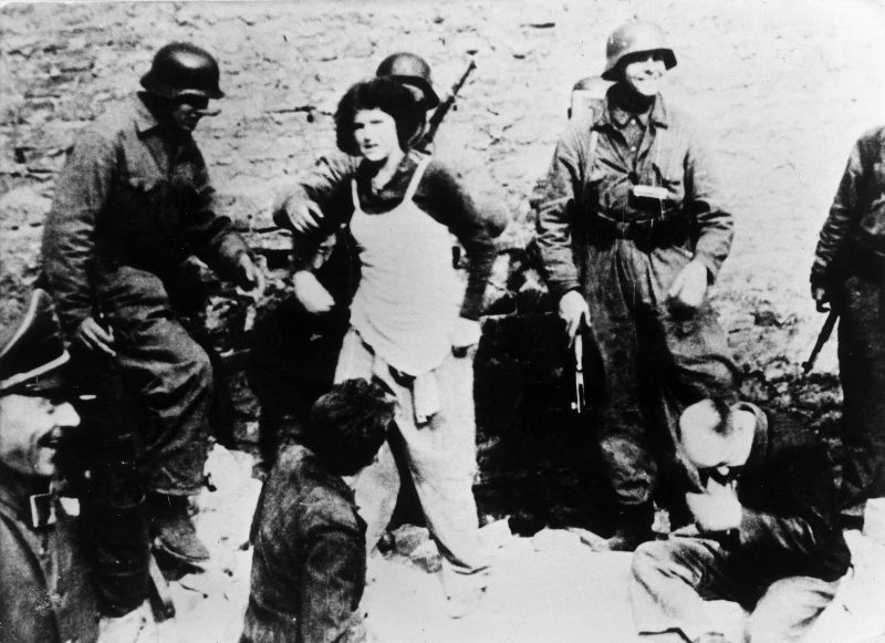 Немецкие войска у обнаруженного укрытия евреев. Июнь 1943 г. 