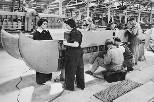 Женщины на авиационном заводе. 1942 г.