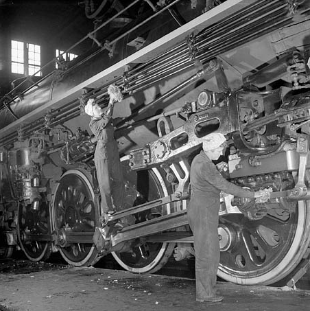 Женщины, заменившие мужчин на железной дороге. Январь 1943 г.