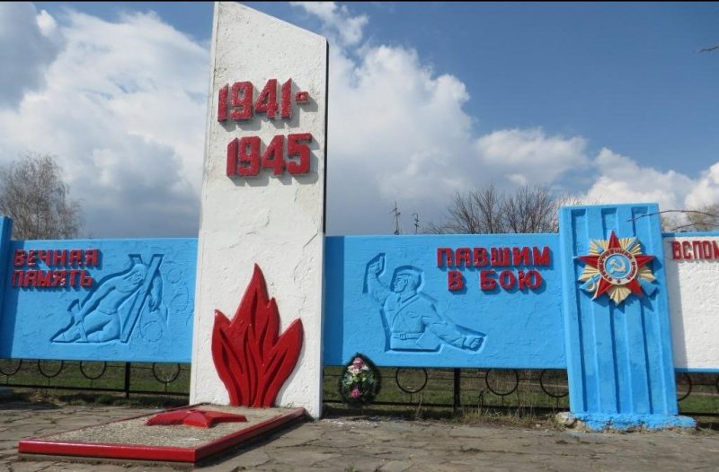 с. Луговое Кимовского р-на. Памятник, установленный на братской могиле, в которой похоронены советские воины, погибшие в годы войны.