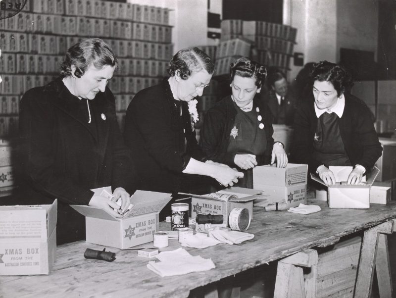 Женщины-добровольцы упаковывают рождественские подарки солдатам. 1942 г.