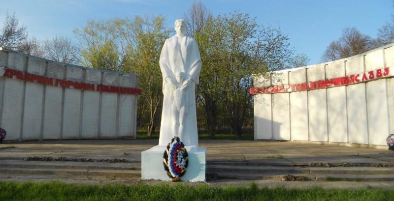 с. Молоденки Кимовского р-на. Памятник, установленный на братской могиле, в которой похоронены советские воины, погибшие в годы войны.