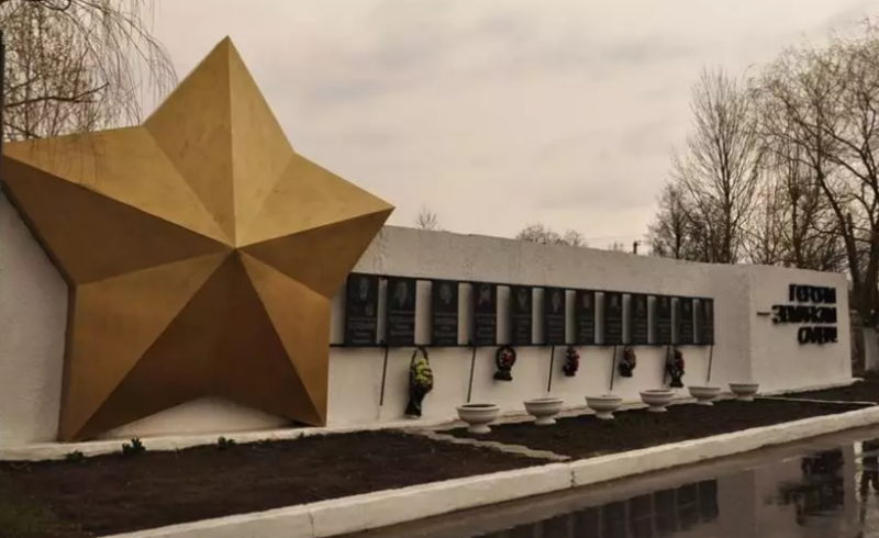 г. Суворов. Памятник на площади Макарова, установленный в 1985 году в память о погибших героях-земляках в годы войны.