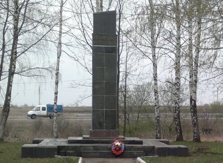 с. Кузовка Богородицкого р-на. Памятник, установленный на братской могиле, в которой похоронены советские воины.
