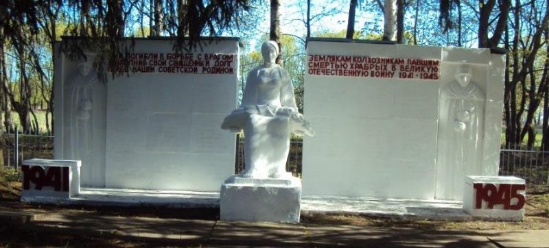 д. Молчаново Кимовского р-на. Памятник, установленный на братской могиле, в которой похоронены советские воины, погибшие в годы войны.