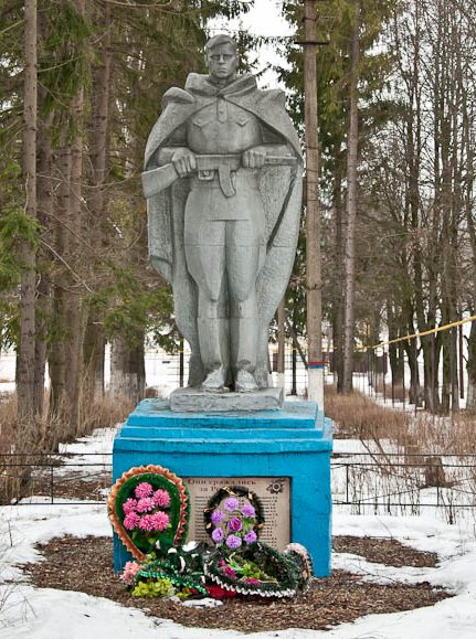 п. Ханино Суворовского р-на. Памятник, установленный в память о погибших земляках в годы войны. 