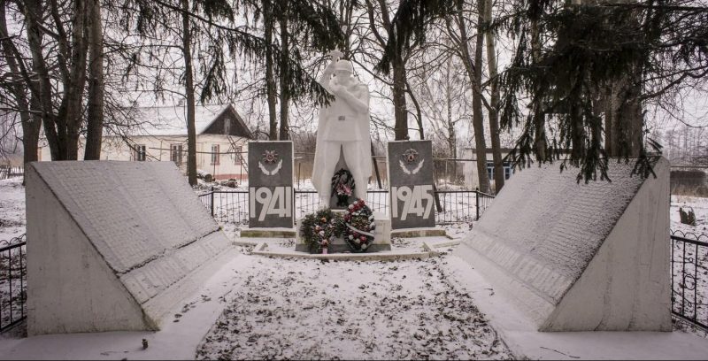 п. Есуковский Ясногорского р-на. Памятник погибшим односельчанам, установленный в 1977 году.