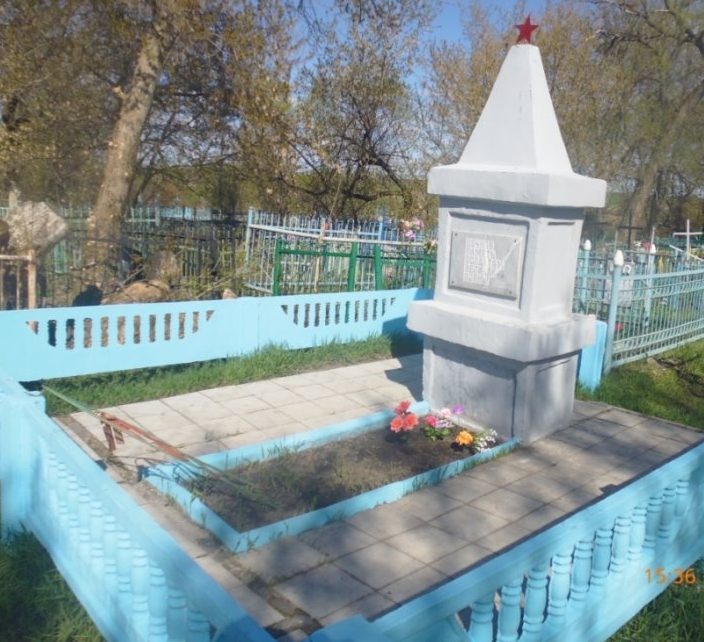 с. Товарково Богородицкого р-на. Памятник, установленный на братской могиле в 1952 году, в которой похоронены советские воины. 