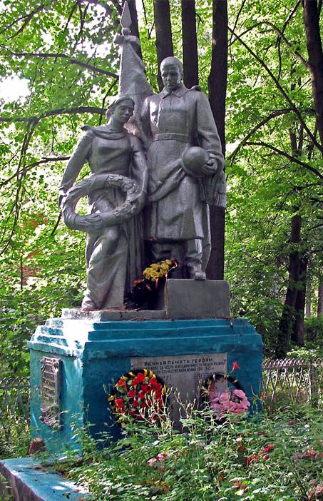  п. Ханино Суворовского р-на. Памятник, установленный на братской могиле, в которой похоронены советские воины, погибшие в годы войны.