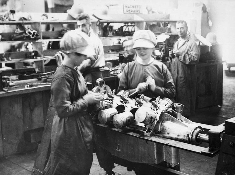 Работницы на машиностроительном заводе. Ноябрь 1943 г. 