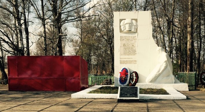 д. Желыбино Ясногорского р-на. Памятник, установленный на братской могиле, в которой похоронены советские воины.